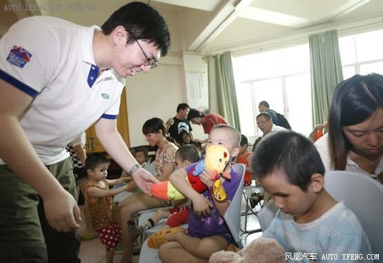 南宁市福利院儿童与路虎2014年款第四代发现 关爱弱势儿童,仅仅是路虎践行其企业社会责任的一个缩影。未来,捷豹路虎还将通过“捷豹路虎中国青少年梦想基金会”等慈善项目,改善贫困地区青少年儿童生活环境及身心发展,向需要帮助的青少年及儿童伸出援手,为他们插上梦想的翅膀,让关爱也永无止境。 前所未历 发现无止境 告别了南宁市福利院的孩子们,本次“未历之征”的车队于5月23日正式出发。路虎车队将跨越广西、云南两省,带领大家揽壮美奇景,探索未历之见:在乐业,领略世界上