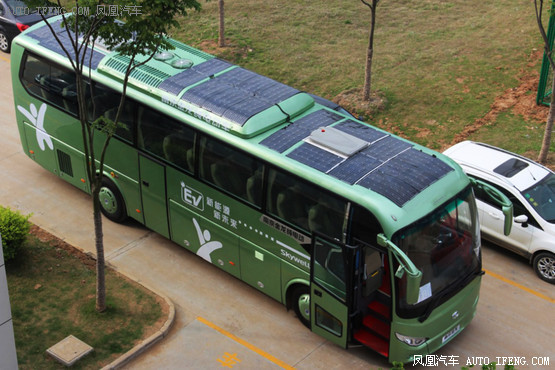 南京金龙太阳能客车亮相 动力可切换