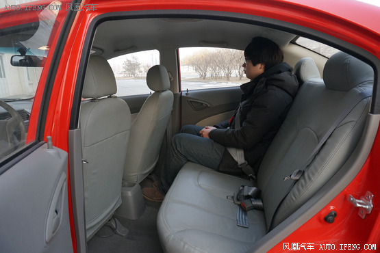 赛欧空间方面:雪佛兰赛欧中控台造型设计简洁,配色以浅色为主,给人