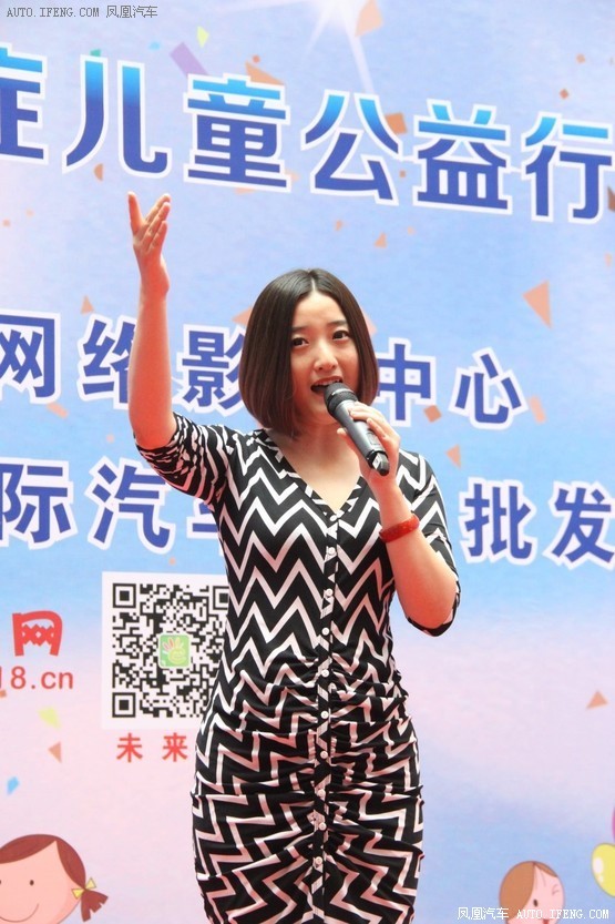 青年歌手云菲菲演唱歌曲《小小新娘花》青年歌手刘孟哲演唱歌曲《美丽