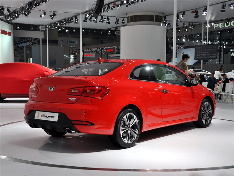 只为时尚代言 起亚速迈犹抱琵琶半遮面