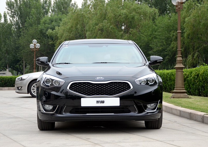 进口起亚凯尊提车作业 低调是一种美德