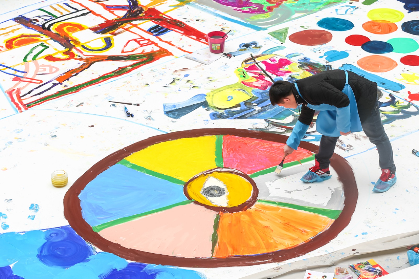 支持自闭症青少年创作中国首个城市巨幅地面涂鸦,用艺术搭起心与心