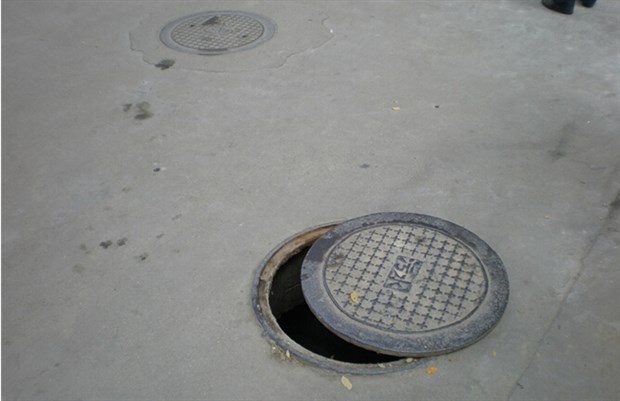 不知道像这样一踩就翘起的井盖在您的小区有木有,一定记清它的位置