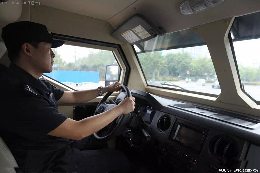 中国特警反恐车可抵百发ak47连射