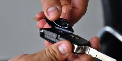 汽车钥匙上这个有数字的小铁片你可千万别扔了